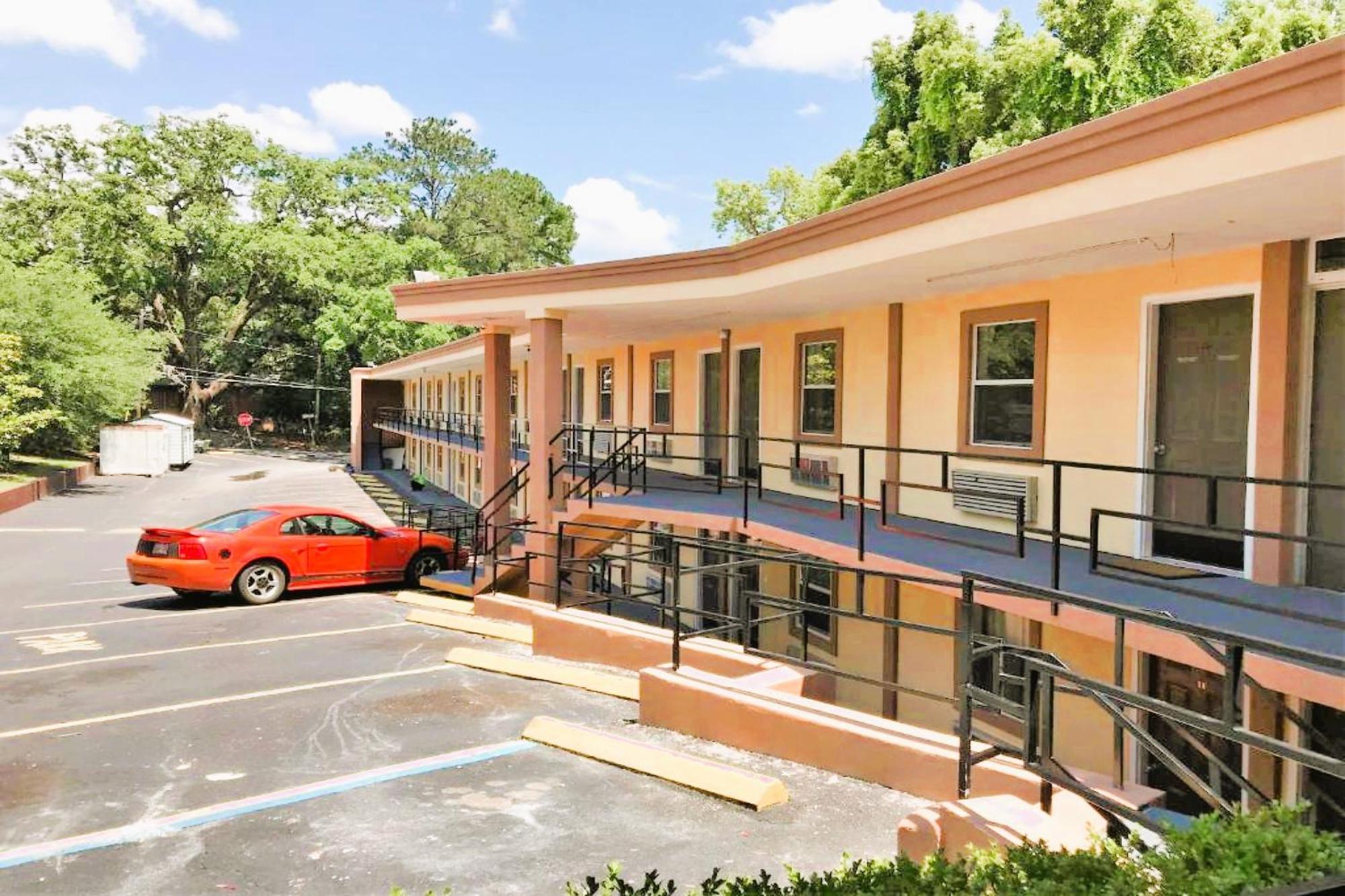 Oyo Hotel Tallahassee Downtown Екстериор снимка