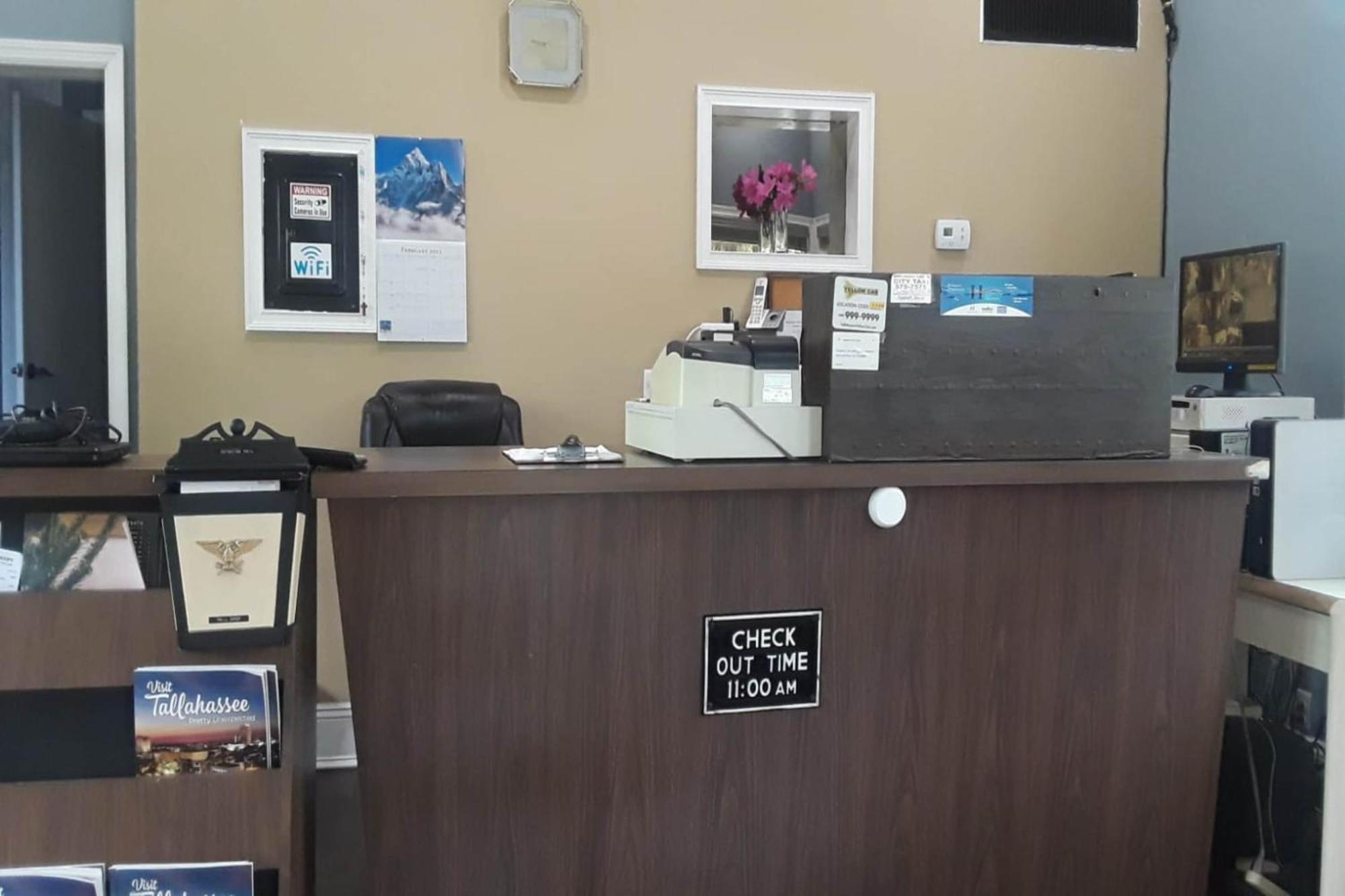 Oyo Hotel Tallahassee Downtown Екстериор снимка