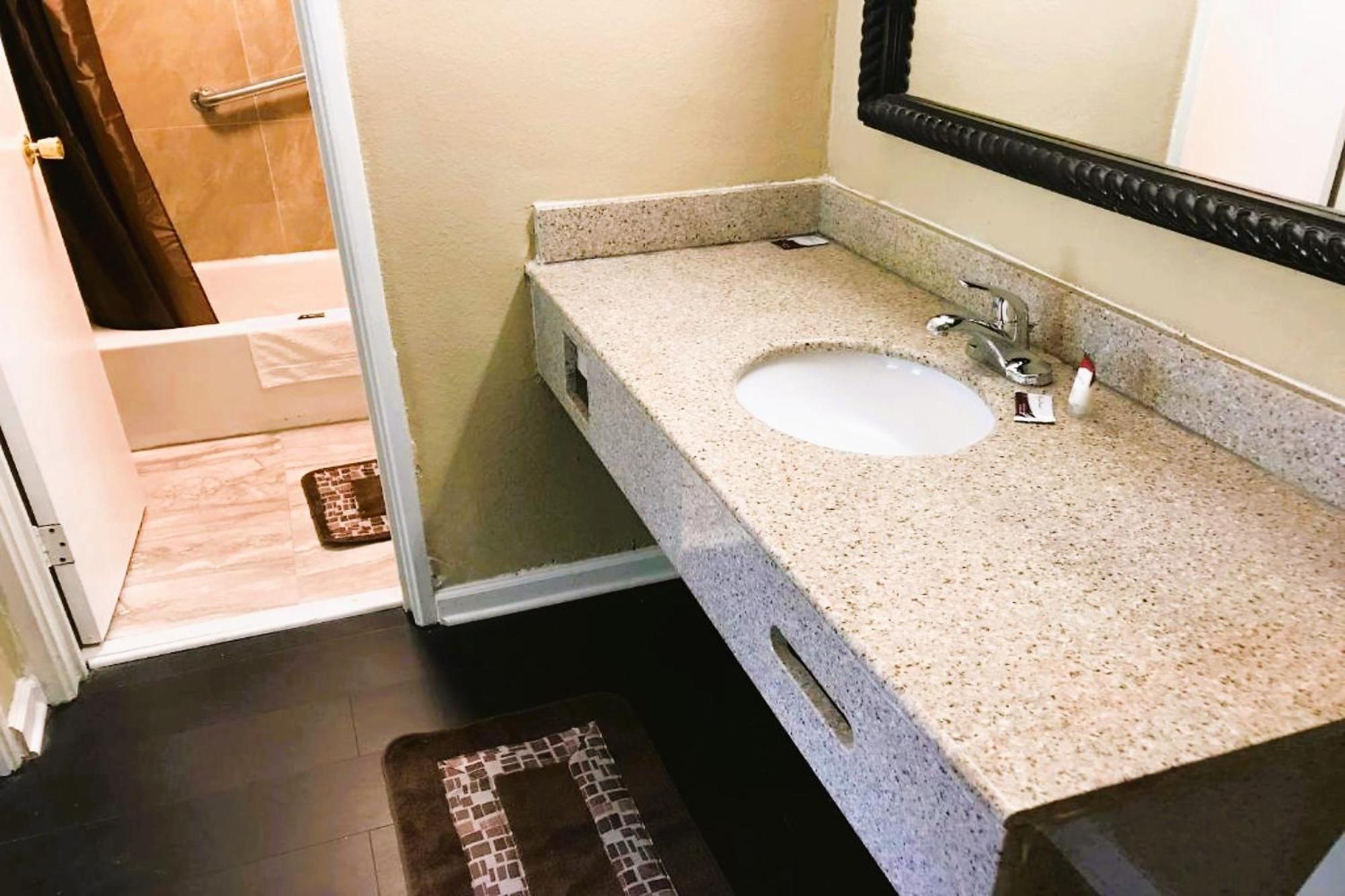 Oyo Hotel Tallahassee Downtown Екстериор снимка